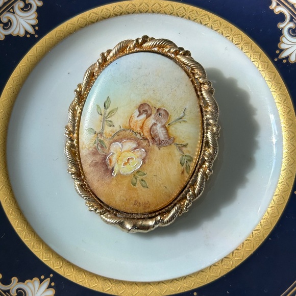 Vintage Jewelry - Vintage Hand-Painted Robins Cameo Pendant Brooch